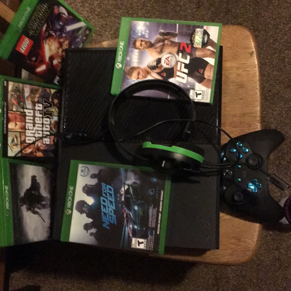 Xbox1 good condition! 4 games,Headset N controller - Picture 2 of 5